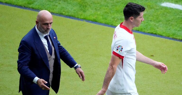 Tras el escándalo con Lewandowski, renunció el DT de Polonia