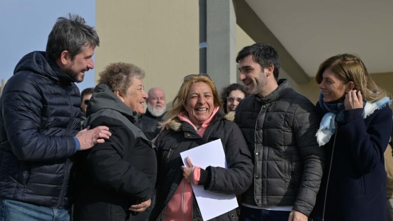 Torres entregó viviendas y anunció la finalización del Pro.Cre.Ar. con fondos provinciales