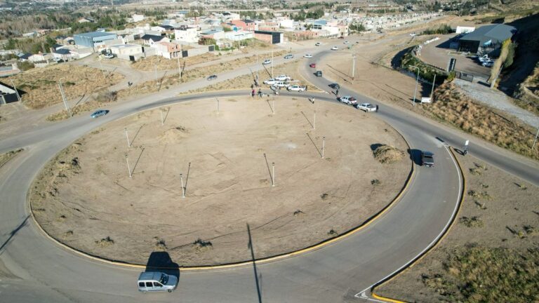 Instalan luminarias en rotondas de acceso al Roque González