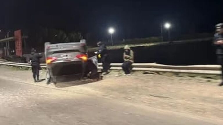 Un auto volcó frente al Chalet Huergo