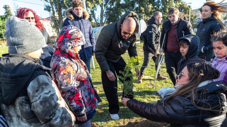 Alumnos de la Escuela Municipal plantaron árboles con Abel Pintos