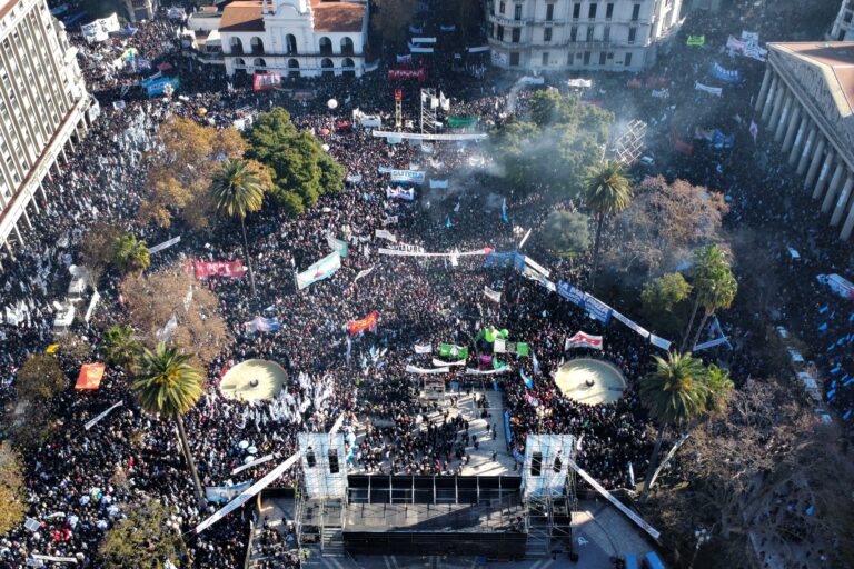La Cámpora muestra su poder de convocatoria y el kirchnerismo copa la Plaza de Mayo
