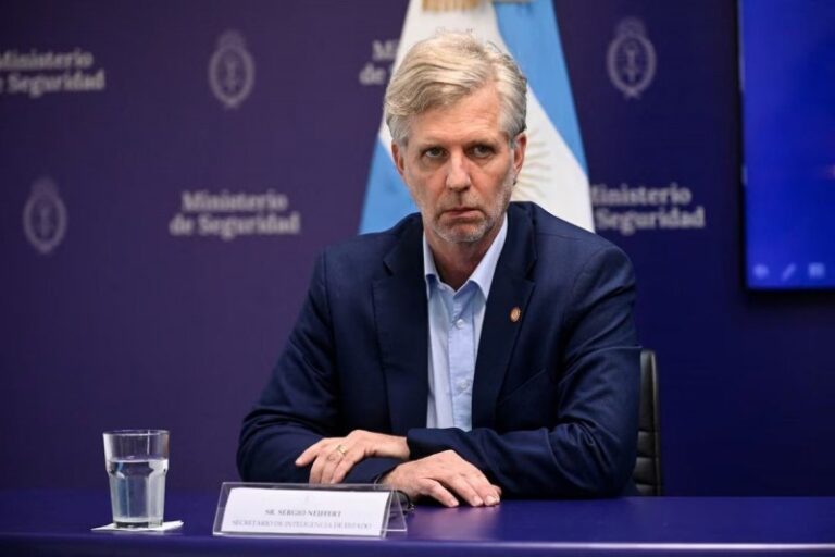 El Congreso pide investigar el contrato de la SIDE de Santiago Caputo con Scatturice