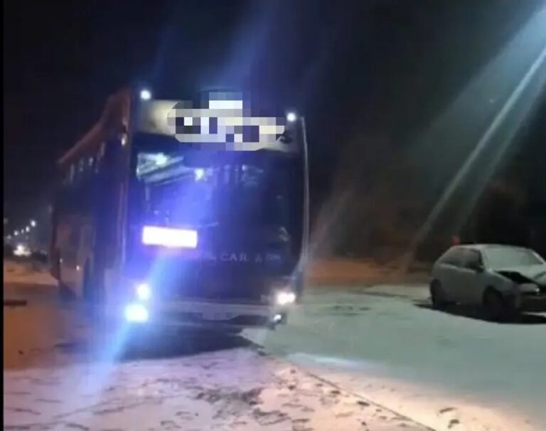 Nieve y caos en el tránsito: un colectivo chocó contra un auto en Río Gallegos