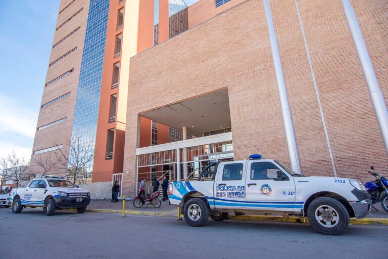 Una discusión por celos terminó con un hombre apuñalado y una mujer imputada