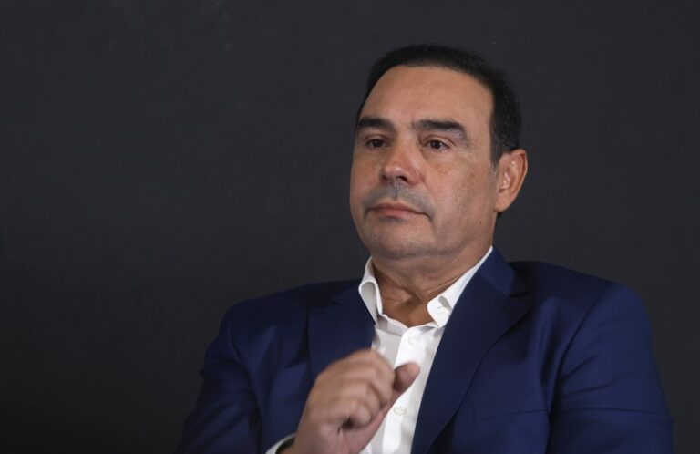 Para evitar una derrota en Corrientes, Karina bajó a Almirón y acuerda con Valdés