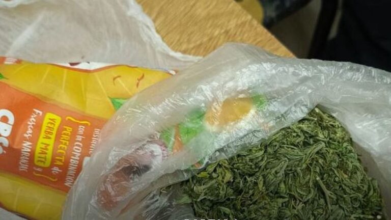 Detuvieron a un hombre con droga y cuchillos en la terminal de Esquel