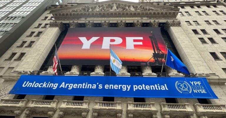 El fondo Burford pidió a la jueza rechazar el pedido de Argentina de suspender el fallo por YPF