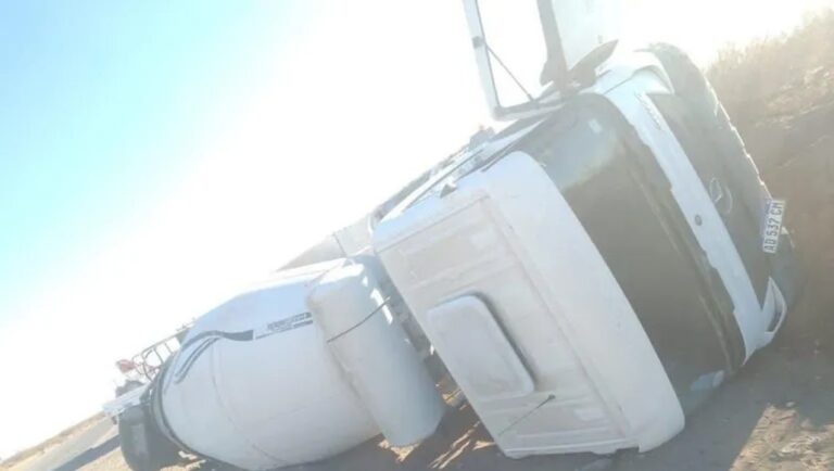 Grave accidente en una ruta petrolera: un camión de gran porte volcó