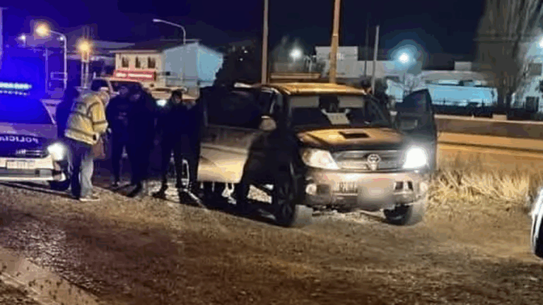 Detienen a conductor borracho con un arma de guerra y un acompañante con pedido de captura
