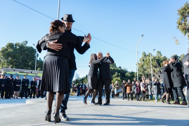 Rada Tilly celebró la independencia con tango, música, chocolate caliente y tortas fritas
