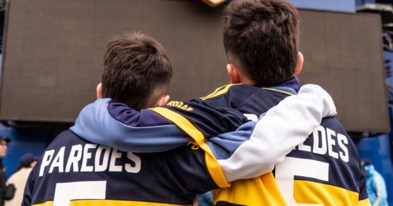 Furor por Paredes: carteles, pasacalles, banderas y muchos hinchas alrededor de la Bombonera