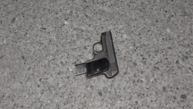 Amenaza en estación de servicio deriva en agresión a policía y secuestro de arma