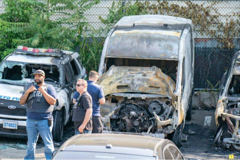 Detuvieron a un terrorista antisemita por incendiar 11 patrulleros en Nueva York