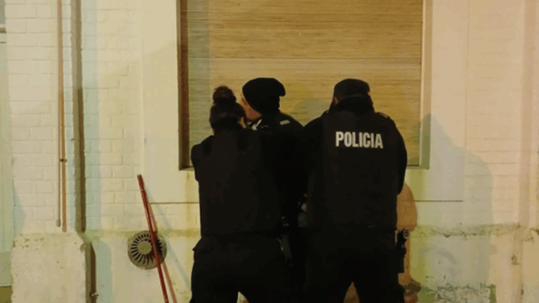 Fue a la casa de su ex y amenazó con un cuchillo a su actual pareja