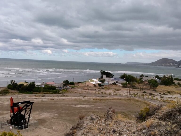 YPF devuelve Restinga Alí con 84 pozos offshore: polémica por los pasivos ambientales y el reclamo de Comodoro