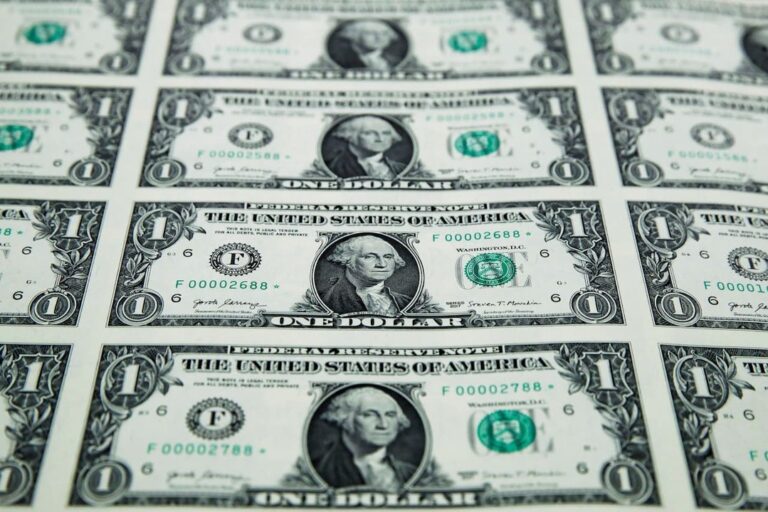 El dólar oficial sin techo, supera los $1.350: a cuánto cotiza este jueves?
