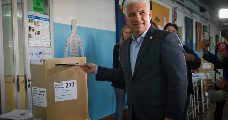 Un gobernador se acerca a Milei: no presenta lista de candidatos a diputados nacionales y tampoco va con el «Grupo de los 5»