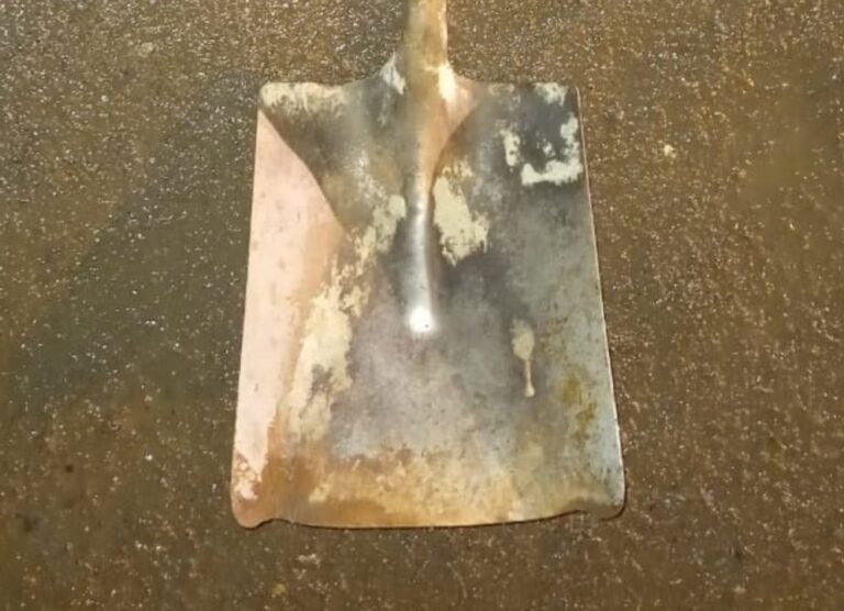 Entró al patio de una casa en Chubut, robó una pala y terminó detenido por la policía