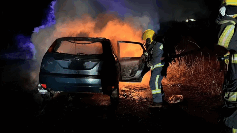 Un vehículo se prendió fuego a la vera de la Ruta 40