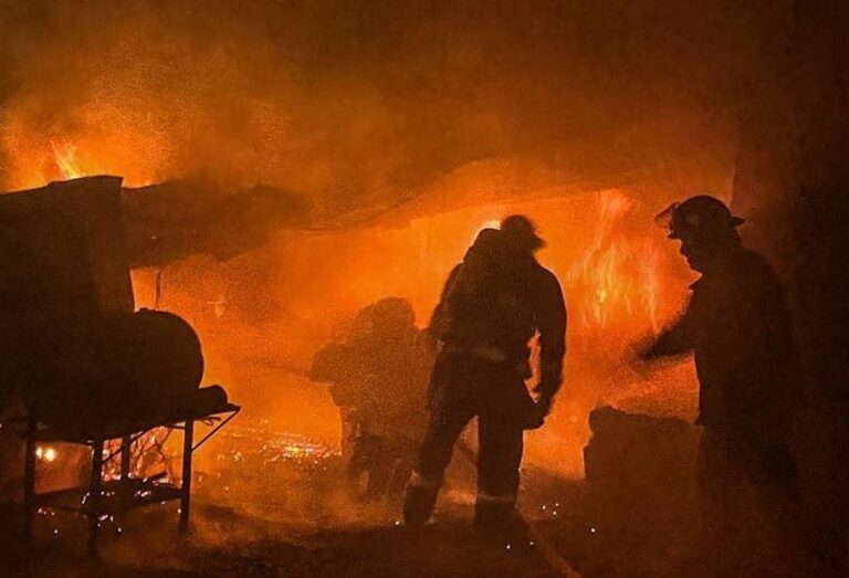 Santa Cruz: un impactante incendio destruyó una casa y buscan determinar el origen del fuego
