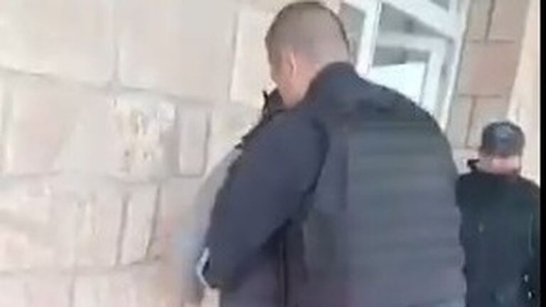 No pudo votar porque la Justicia le prohibió acercarse al fiscal de mesa