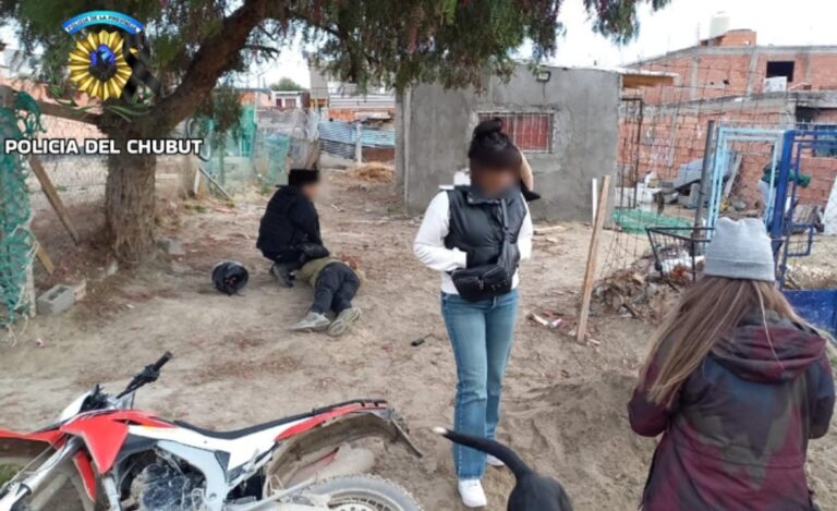 Le robaron a un hombre, la policía los persiguió y los atrapó intentando esconderse en un predio