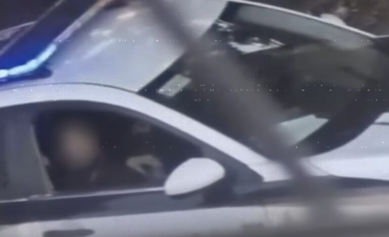 Dos policías fueron captados teniendo sexo dentro de un patrullero y el video generó un escándalo mundial