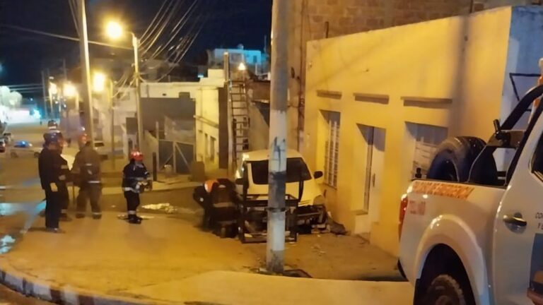 Conductor choca nicho de gas y hubo que evacuar a una familia