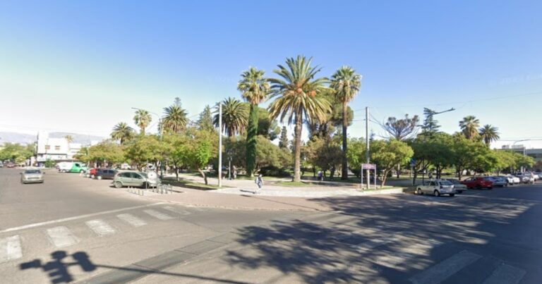 Quiso robarle a un taxista, provocó un accidente y su papá lo entregó a la policía