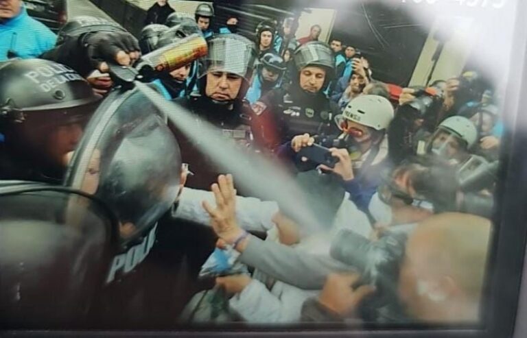 El gobierno reprimió en la marcha de los jubilados y hubo dos periodistas heridos