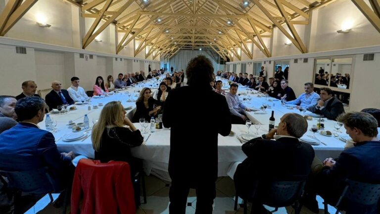 Javier Milei agasaja a diputados propios y afines con una cena en la Quinta de Olivos