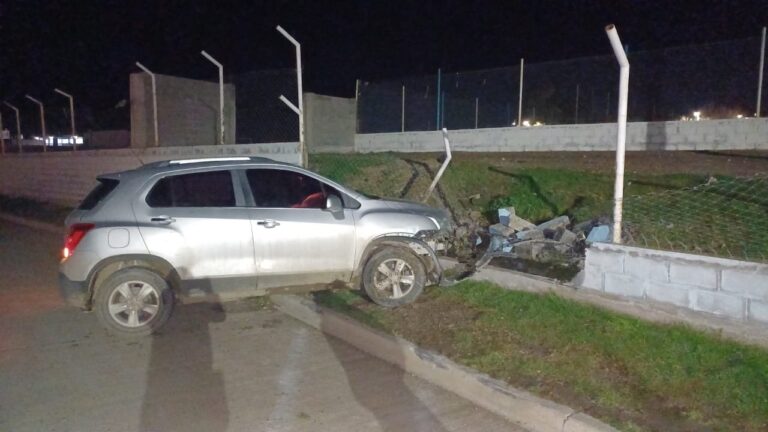 Un menor de edad chocó un auto contra el paredón de un club de Comodoro y se llevó el susto de su vida