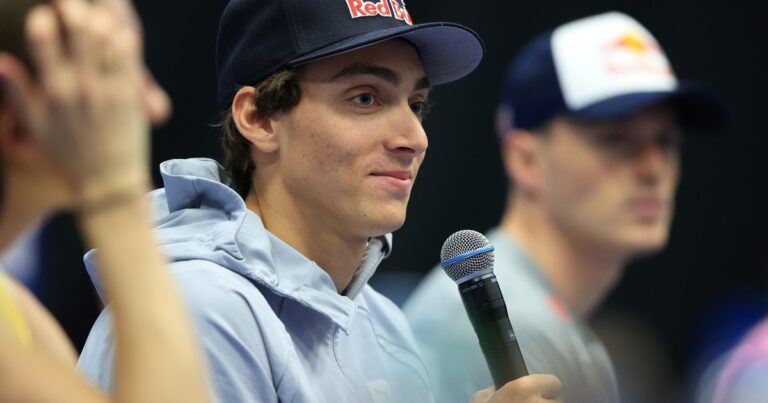 Mondo Duplantis, de hacer historia con la garrocha a su pregunta incómoda a otro atleta en la conferencia previa de la Diamond League