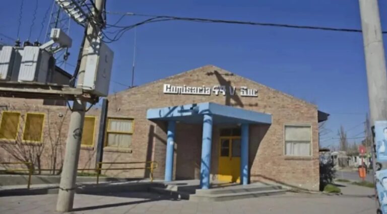 Más de 10 presos intentaron fugarse de una comisaría patagónica: treparon al techo y cortaron las rejas