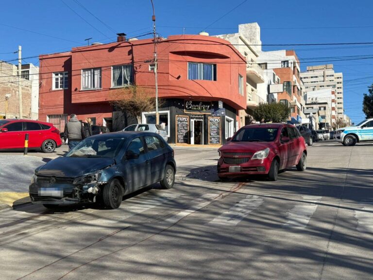 Violento choque entre dos autos en el centro de Comodoro: un conductor terminó en el hospital regional