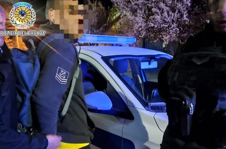 Rompió el vidrio de una camioneta para robar una mochila en Trelew y lo atrapó la policía