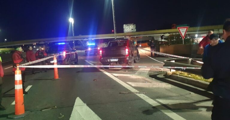 Frenética persecución en la Autopista Cámpora: iba en una camioneta robada, quiso atropellar a un policía y lo detuvieron con 18 tiros