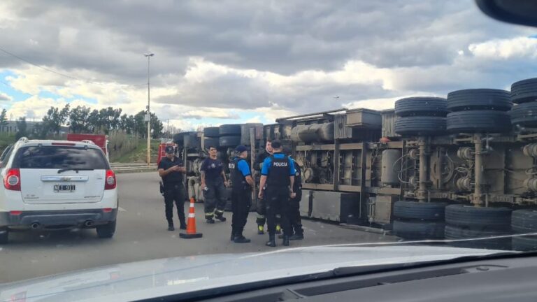 Vuelco de un camión provocó importantes demoras en ruta 3 y 26