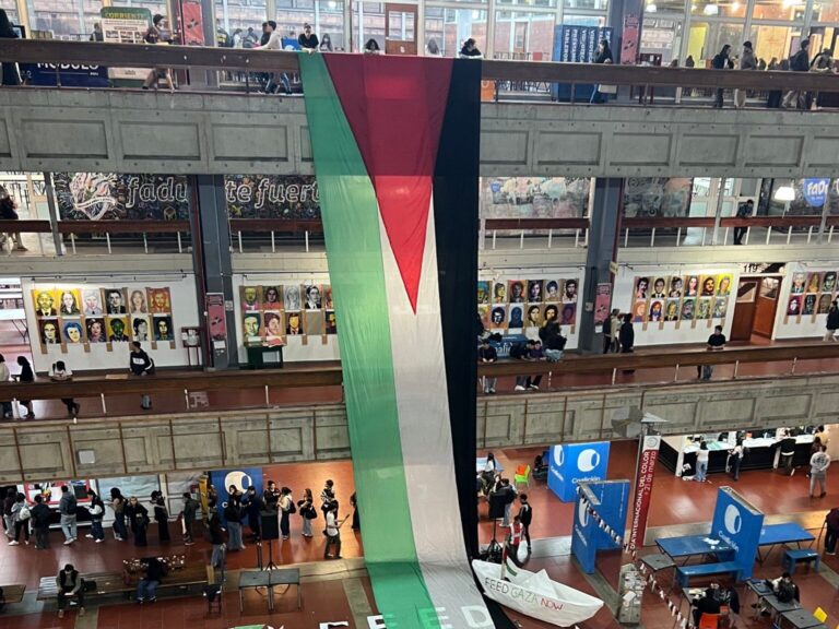 Estudiantes denuncian censura en la UBA después de que no los dejaran colgar una bandera palestina y las autoridades advierten que no tenían autorización
