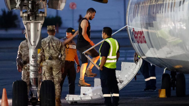 Arribó a Ezeiza el vuelo con los argentinos deportados por Estados Unidos