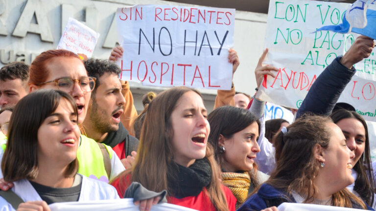 Trabajadores del Hospital Garrahan realizan paro tras el veto de Milei