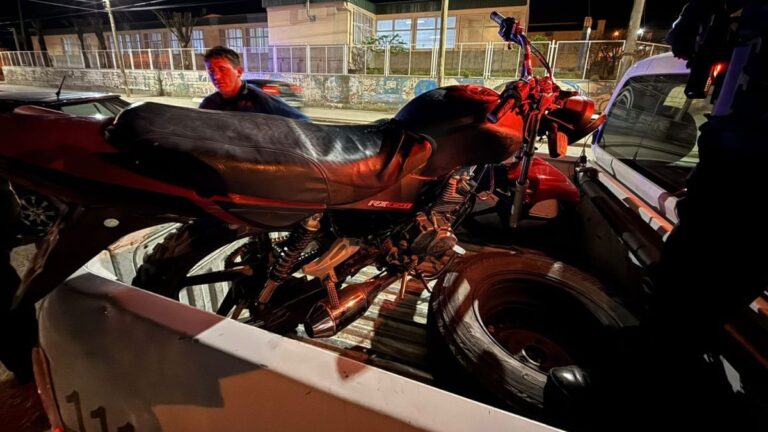 Giró su auto para estacionar y fue impactado por una moto