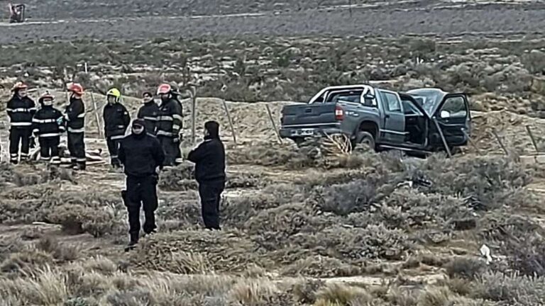 Muere conductor de camioneta  que volcó en el acceso sur