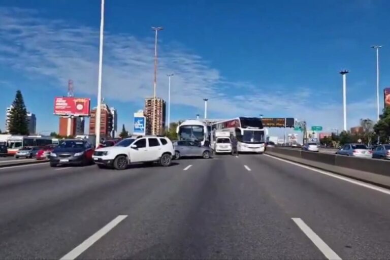 Un choque múltiple en la avenida General Paz provocó un herido y una gran congestión de tránsito