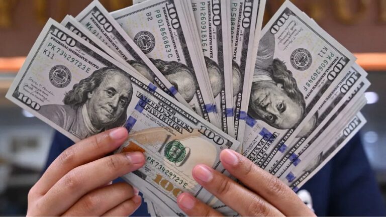 Tras los anuncios de Estados Unidos, baja el dólar oficial y el riesgo país cae por debajo de los 1.000 puntos