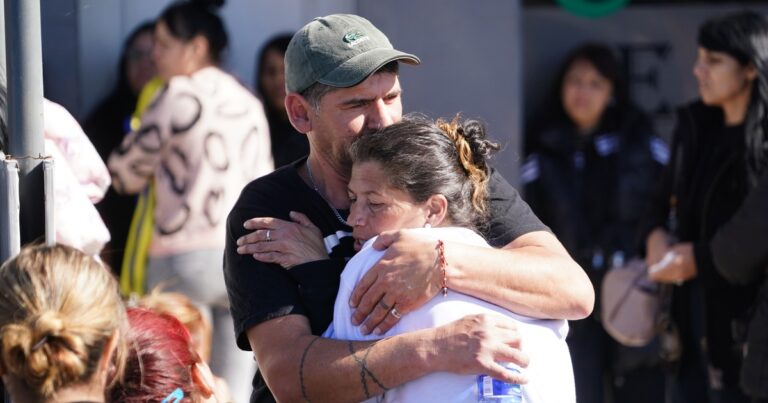 Dolor y bronca en el velatorio de dos de las chicas asesinadas en Florencio Varela: «Lo que se dice en las redes no importa»