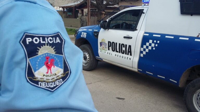 Escándalo: despidieron a tres policías por faltas graves, entre sanciones, certificados falsos y abuso