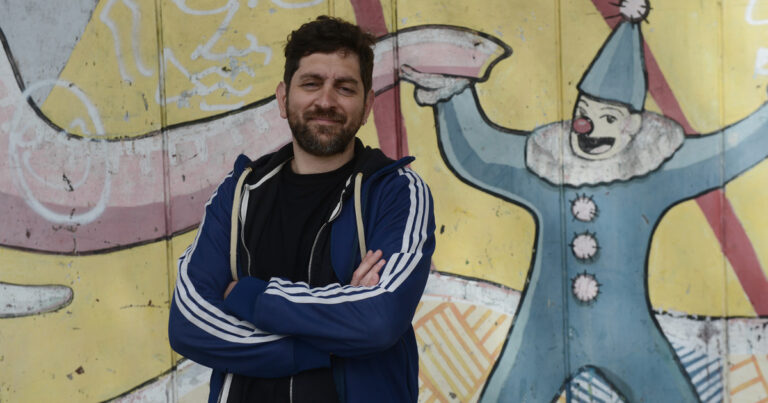 Mundos íntimos. Visité el Garrahan y, de casualidad, lo recorrí con Patch Adams, el primer médico clown. Los chicos? Felices.