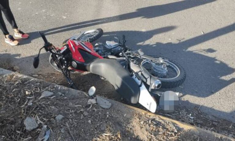Grave accidente en Chubut: una joven sufrió una fractura expuesta tras chocar su moto contra una camioneta